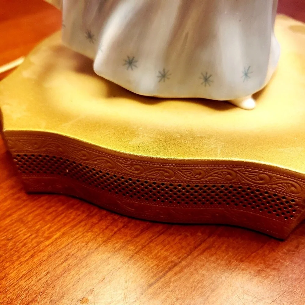 Beautiful Vintage Colonial Victorian Ceramic Lady Figural  Lamp Brass Metal Base